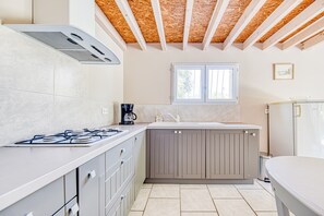 Frigorifero, microonde, forno, piano cottura