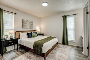 2 bedrooms, WiFi - Chic Stay @ The Hub – WiFi+Parking w/ Weekday Deal (Stillwater)