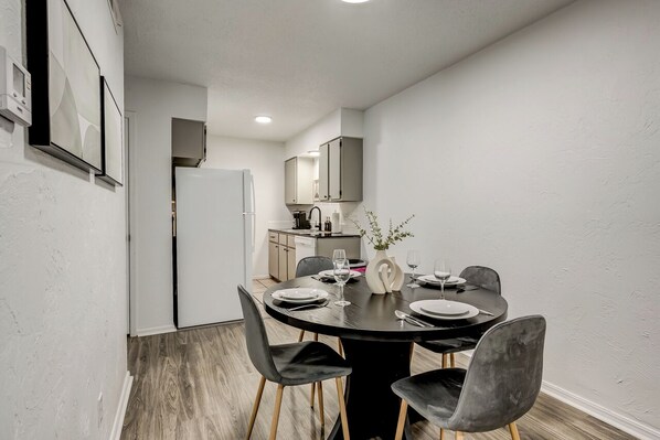 Dining - Chic Stay @ The Hub – WiFi+Parking w/ Weekday Deal (Stillwater)