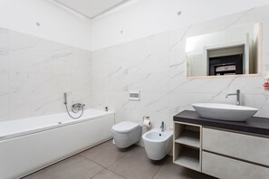 Shower, hair dryer, towels - Apartment 'La Maison Chic' (Catania)