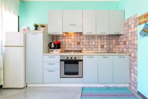 Kjøleskap, ovn, kokeplater og kaffetrakter/tekoker