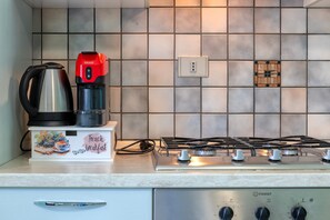 Kühlschrank, Ofen, Herdplatte, Wasserkocher mit Kaffee-/Teezubehör