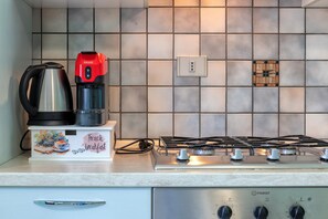 Fridge, oven, stovetop, coffee/tea maker