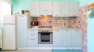 Køleskab, ovn, kogeplade, kaffe-/temaskine