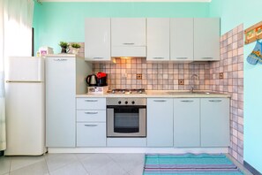 Køleskab, ovn, kogeplade, kaffe-/temaskine