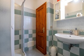 Een douche, een haardroger, handdoeken