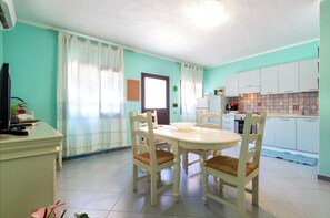 Fridge, oven, stovetop, coffee/tea maker