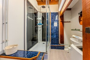 Shower, hair dryer, towels - Family Loft 100 Meters from the Beach, Near Arcachon Town Center (Arcachon)