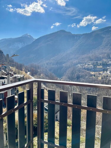 “Alpine Dream” Apartment in Valmalenco with Mountain Views and Private Garage