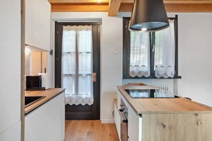 Kjøleskap, ovn, kokeplater og oppvaskmaskin