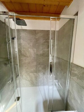 Douche, sĂšche-cheveux, serviettes fournies