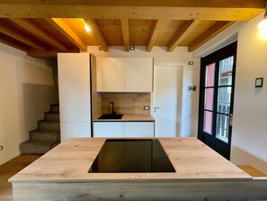 Kjøleskap, ovn, kokeplater og oppvaskmaskin