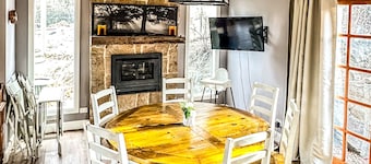Montague Cottage - Your Cosy Snowy Mountains Family Retreat. Dog Friendly!