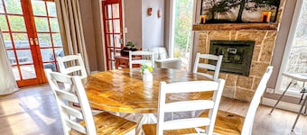 Montague Cottage - Your Cosy Snowy Mountains Family Retreat. Dog Friendly!