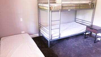 4 slaapkamers, een strijkplank/strijkijzer, gratis wifi, beddengoed