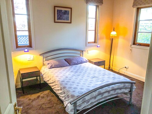 Montague Cottage - Your Cosy Snowy Mountains Family Retreat. Dog Friendly!