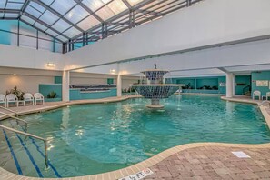 Una piscina cubierta, una piscina al aire libre