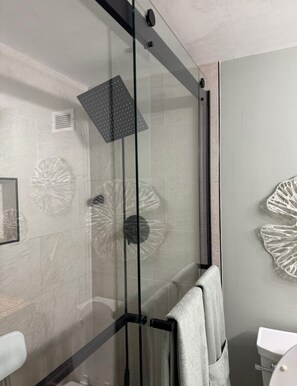 Haartrockner, Handtücher, Seife, Shampoo