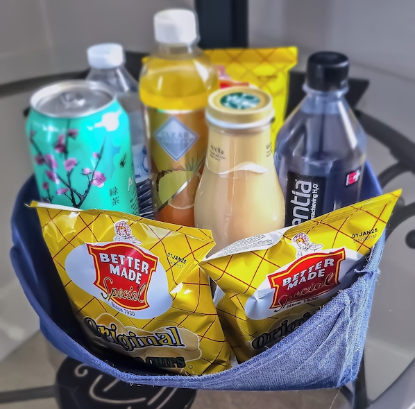 Una bandeja con diversas bebidas y aperitivos.