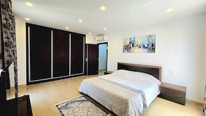 3 chambres, fer et planche à repasser, Wi-Fi, draps fournis