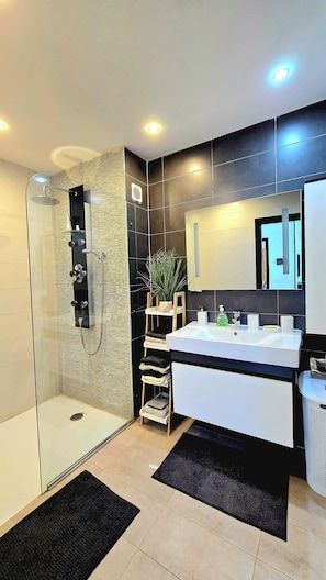 Douche, serviettes fournies, savon, papier toilette