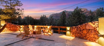 Amazing Patio Views, Walk to Uptown Shops, Hammock and Firepit!