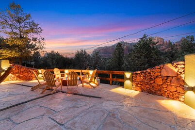 Amazing Patio Views, Walk to Uptown Shops, Hammock and Firepit!