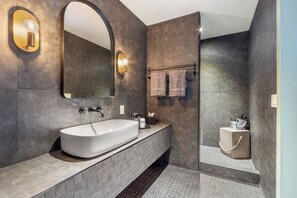 Douche, sèche-cheveux, serviettes fournies