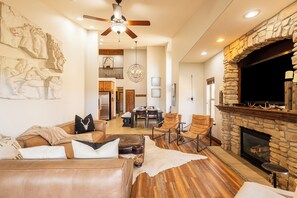 TV connectée, cheminée, table de tennis de table