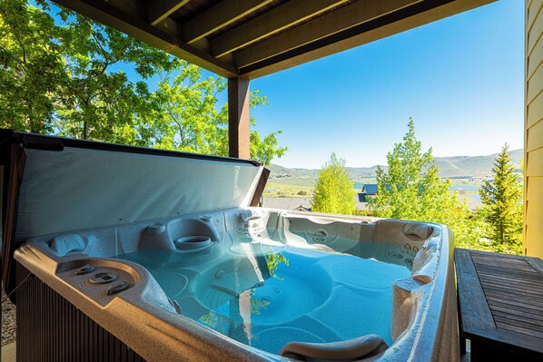 Outdoor spa tub