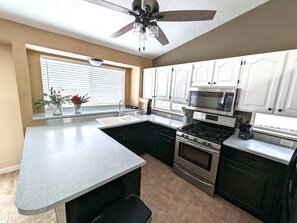 Een koelkast, een microgolfoven, een oven, een kookplaat