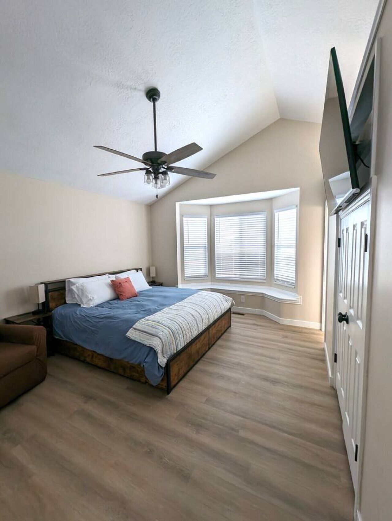 3 bedrooms, iron/ironing board, travel crib, free WiFi