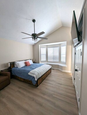 3 slaapkamers, een strijkplank/strijkijzer, reisbedje, gratis wifi