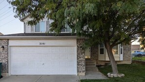 Eingeschossiges Haus mit Garage, Nummer 3141, mit Backsteinfassade und kleinem Vorgarten mit Baum.