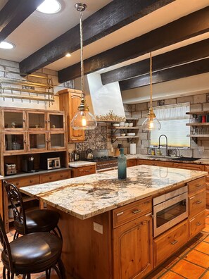 Kylskåp, mikrovågsugn, ugn och spishäll