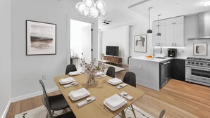 Una cocina moderna con una isla central, horno empotrado y electrodomésticos de acero inoxidable.