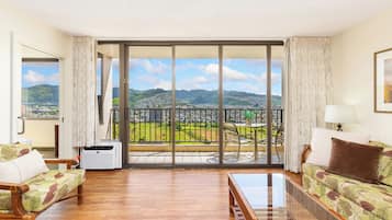 Condo, 1 Bedroom, Mountain View | Living area