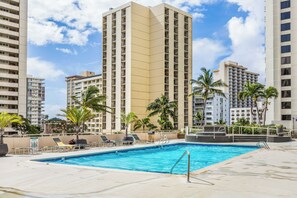 Outdoor pool - Waikiki Banyan 3409 (Honolulu)