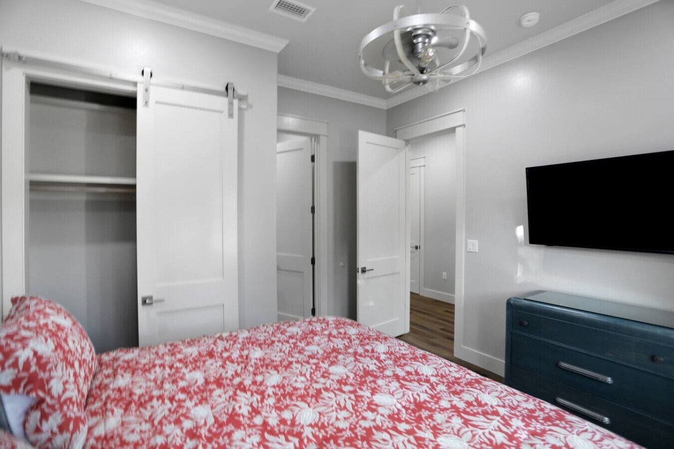 4 bedrooms, desk, iron/ironing board, WiFi