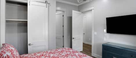 4 bedrooms, desk, iron/ironing board, WiFi