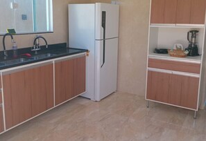 Microwave, oven, stovetop - Large house, inside a condominium with leisure infrastructure and close to the beach! (Abrantes)