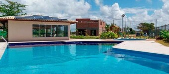 Large house, inside a condominium with leisure infrastructure and close to the beach!