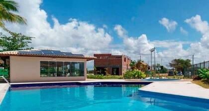 Large house, inside a condominium with leisure infrastructure and close to the beach!
