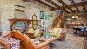 Family House, Balcony, Garden View | Living room - Casa Cayetana Colonial - Frente al lago (Tequesquitengo)