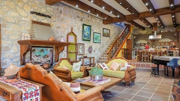 Casa familiar, balcón, vista al jardín | Sala de estar | Televisión de pantalla plana