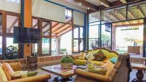 Family House, Balcony, Garden View | Living room - Casa Cayetana Colonial - Frente al lago (Tequesquitengo)