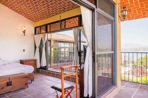 Casa familiar, balcón, vistas al jardín | Tabla de planchar con plancha y wifi gratis