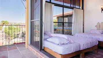Casa familiar, balcón, vista al jardín | Tabla de planchar con plancha y wifi gratis