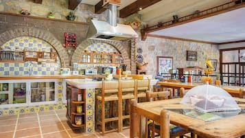 Family House, Balcony, Garden View | Private kitchen