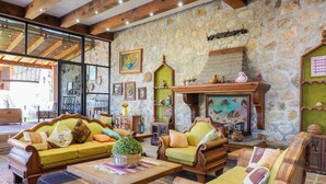 Family House, Balcony, Garden View | Living room - Casa Cayetana Colonial - Frente al lago (Tequesquitengo)